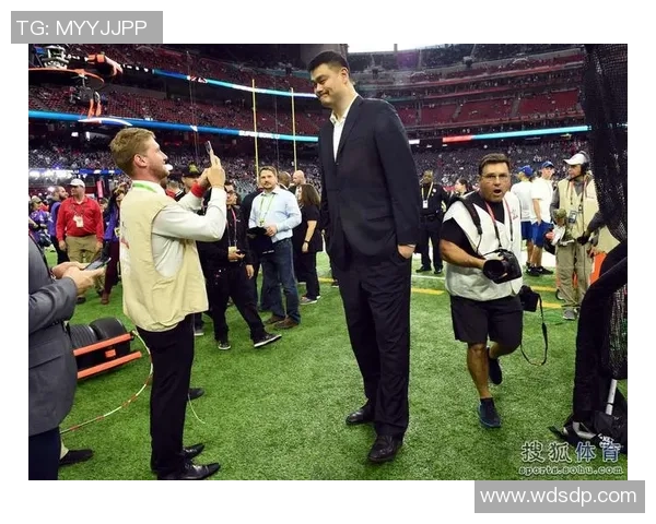 姚明与球迷亲密合影展现巨人风范与温暖人心的瞬间