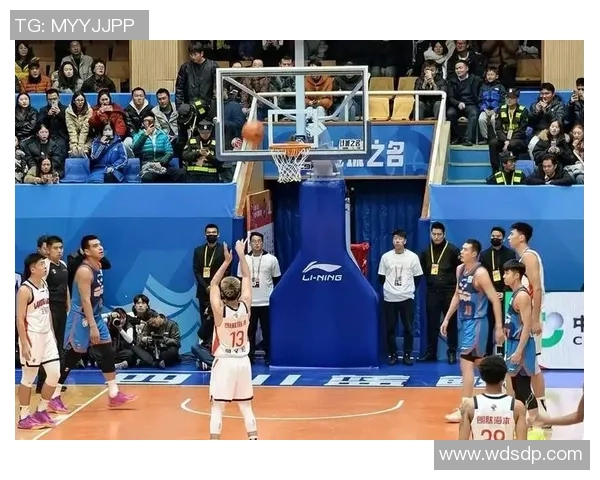 重庆篮球队比赛经验引发热议球迷对战术选择和球员表现展开激烈讨论